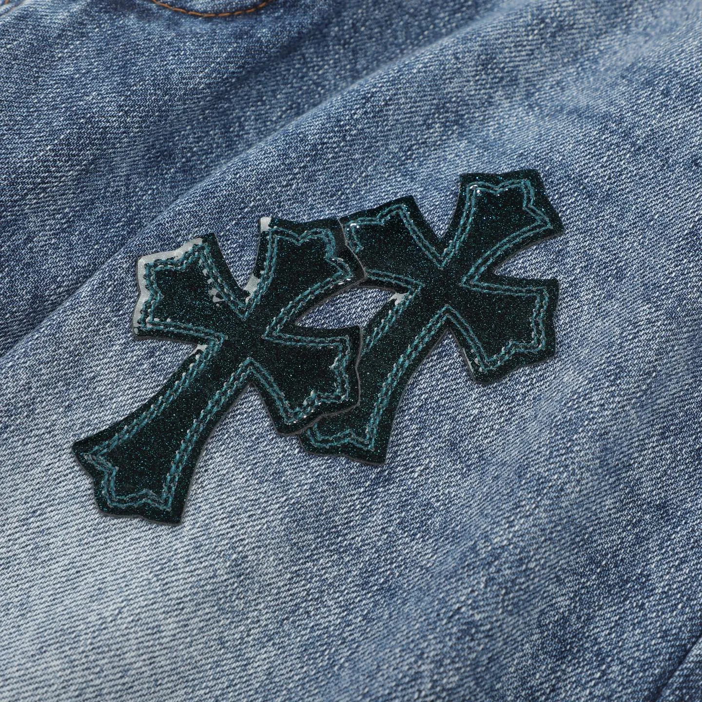 P280 Chromehearts washed blue ripped starry sky leather jeans adopt starry sky theme leather elements, mostly presented in the shape of a cross, with glitter on the leather surface. Unique design, simple and elegant details, exquisite workmanship, the entire trousers are neatly routed, and the details are in place! Ceiling-level jeans, a pair that is hard to find at the counter. About Zangyin, this is an extremely luxurious fashion brand that can also be called the aristocrat of the high street. It has always been an exclusive brand for some hipsters or the rich second generation. It is more luxurious and noble than ordinary high streets. It is more fashionable and individual than luxury brands. Top heavy industry fashion design has always been created in high street luxury style. Speaking of this style, Zangyin family and GU family are definitely the leading representative brands, especially the Zangyin family's creation of high street style. It has really achieved a state-of-the-art effect. The color system of this model is made of unique washed materials. It is already quite eye-catching. It is decorated with pink patchwork cross flowers, which cleverly highlights the charm of the brand. Secondly, this model adopts a classic high-waist cutting design, which highlights the long legs and fashionable temperament of the upper body. The brand is highly recognizable and the slim-fitting configuration is more suitable for daily wear. Personality, fashion, and specification interpretation are all at a glance. Needless to say, materials and craftsmanship. As an excellent craftsman brand, Zangyin’s requirements for details and craftsmanship are really perfect. The washed color of this model has gone through a lot of processes, not to mention the embellishment of the denim appliqués. It is also purely hand-made and sewn. Just like what they believe in, only hand-made things have soul and have the meaning of wearing. A top-notch heavy-duty fashionable denim item. Recommended by both hands. Size: 28/30/32/34/36 Waist: 73/78/83/88/93 Knee: 52/53.5/55/56.5/58 Pants length: 100/102/104/106/108